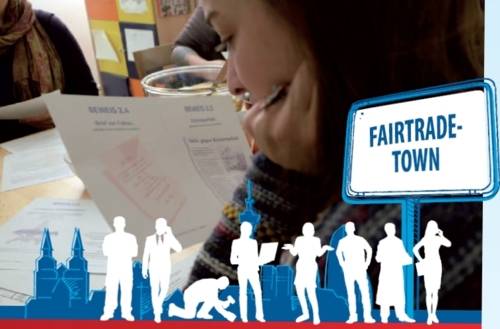 Eine Frau liest einen Text. Im Vordergrund eine grafisch gestaltete Silhouette aus mehreren Personen und ein Schild mit der Aufschrift "Fairtrade Town"